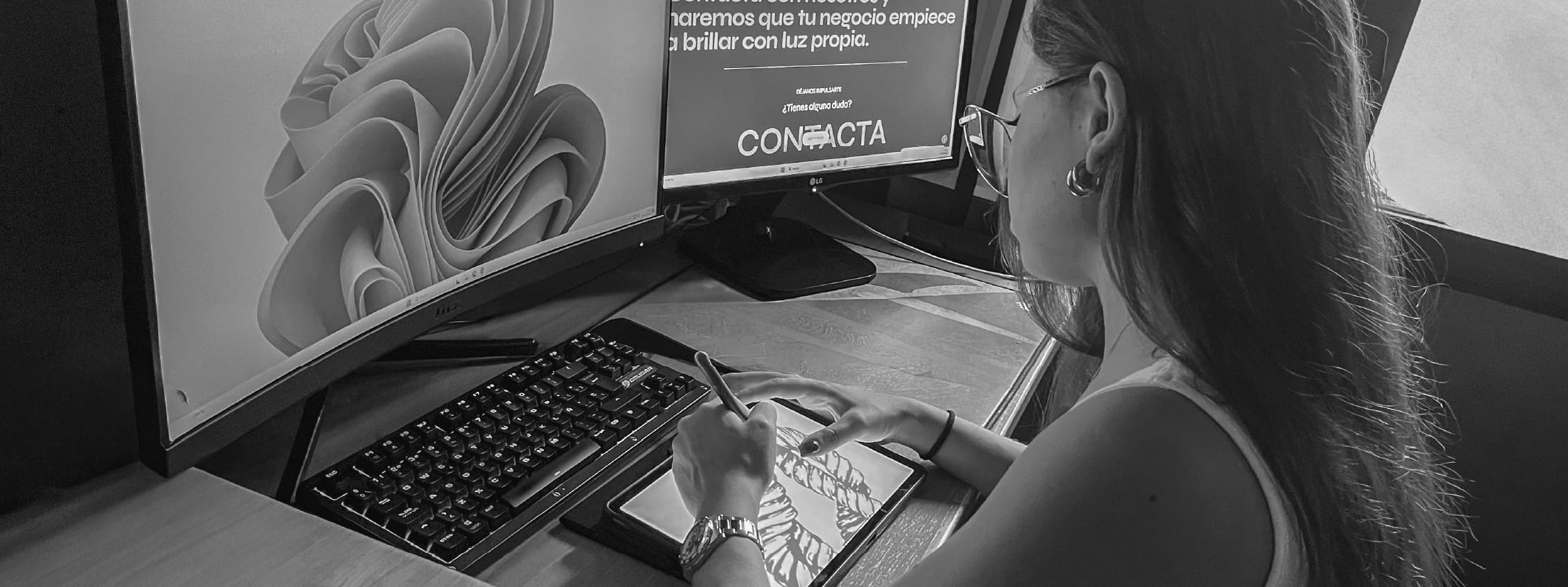 Diseñadora de NUDOX trabajando en una identidad visual